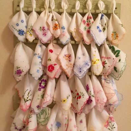 ผ้าเช็ดหน้าปักมือ สีหวาน 6 ชิ้น แขวนจัดเซต