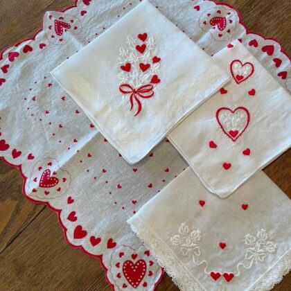 ผ้าเช็ดหน้าลายหัวใจแดง ปักมือ