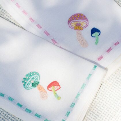 ผ้าปักหน้าเด็กและพระอาทิตย์