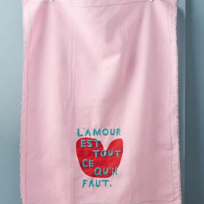 ผ้าสีพาสเทลพร้อมลายสัตว์ปักกลางผืน