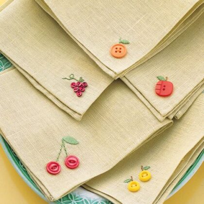 ผ้าปักลายเชอร์รี่ในกรอบสีพาสเทล