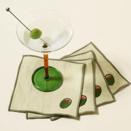 ผ้าปักมะกอกแนวมินิมอลบนผ้าสีเขียวมะกอก