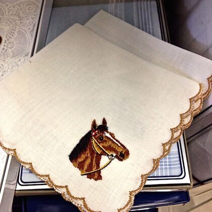 ผ้าขาวขอบคลื่น + ปักผีเสื้อสีน้ำตาลทอง