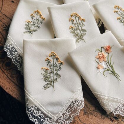 ผ้าปักลายดอกไม้แนววินเทจ + ลูกไม้ขอบ