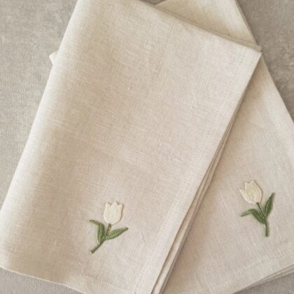 ผ้าสีอ่อนเรียบง่าย ปักต้นไม้เล็ก