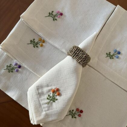 ผ้าเช็ดหน้าปักดอกไม้หลากสีรอบมุม