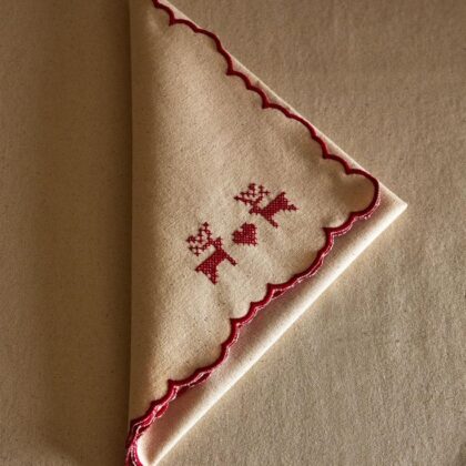 ผ้าขอบหยักเย็บมือ ปักลายคำ “รักนะ”