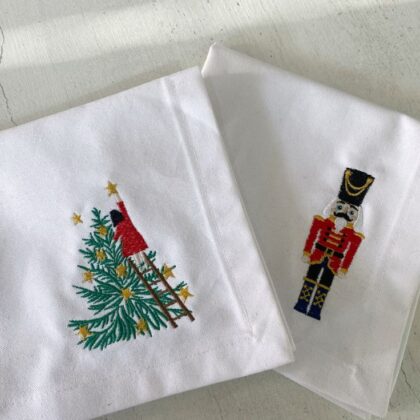 ผ้าขาวลายคริสต์มาสตุ๊กตาทหาร + ต้นไม้